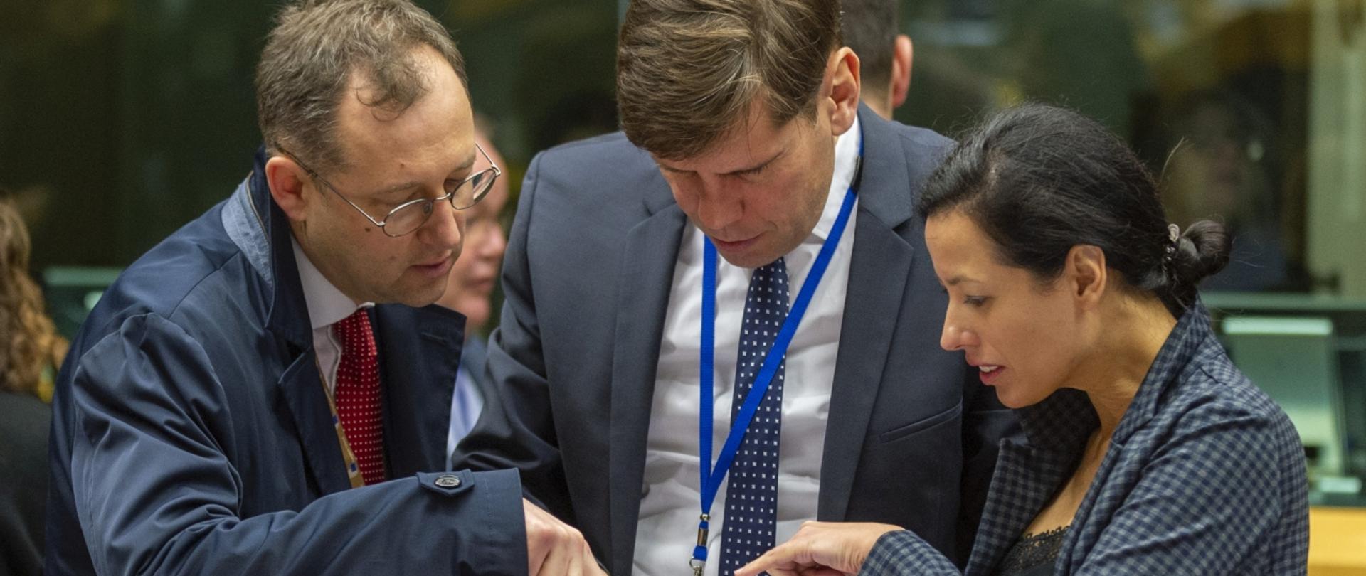 Minister Budzanowska w otoczeniu członków Rady