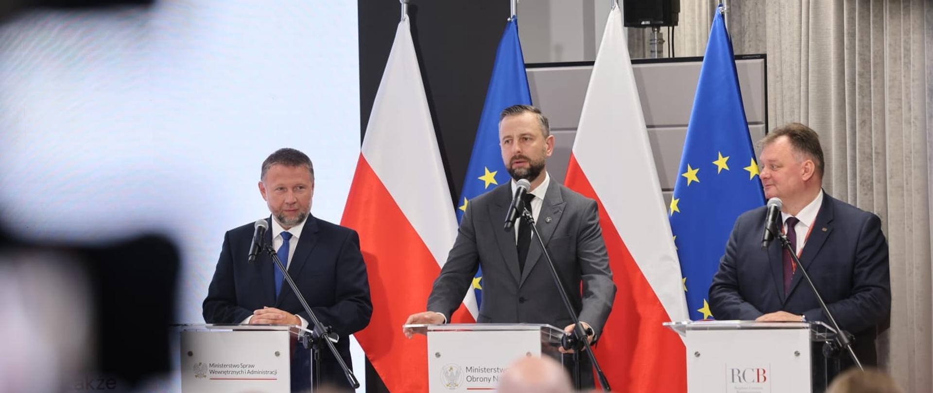 Minister Spraw Wewnętrznych i Administracji Marcin Kierwiński, Wicepremier, Minister Obrony Narodowej Władysław Kosiniak-Kamysz oraz zastępca dyrektora Rządowego Centrum Bezpieczeństwa płk SG Mariusz Marchlewicz. Konferencja dot. publikacji Poradnika bezpieczeństwa w wersji on-line