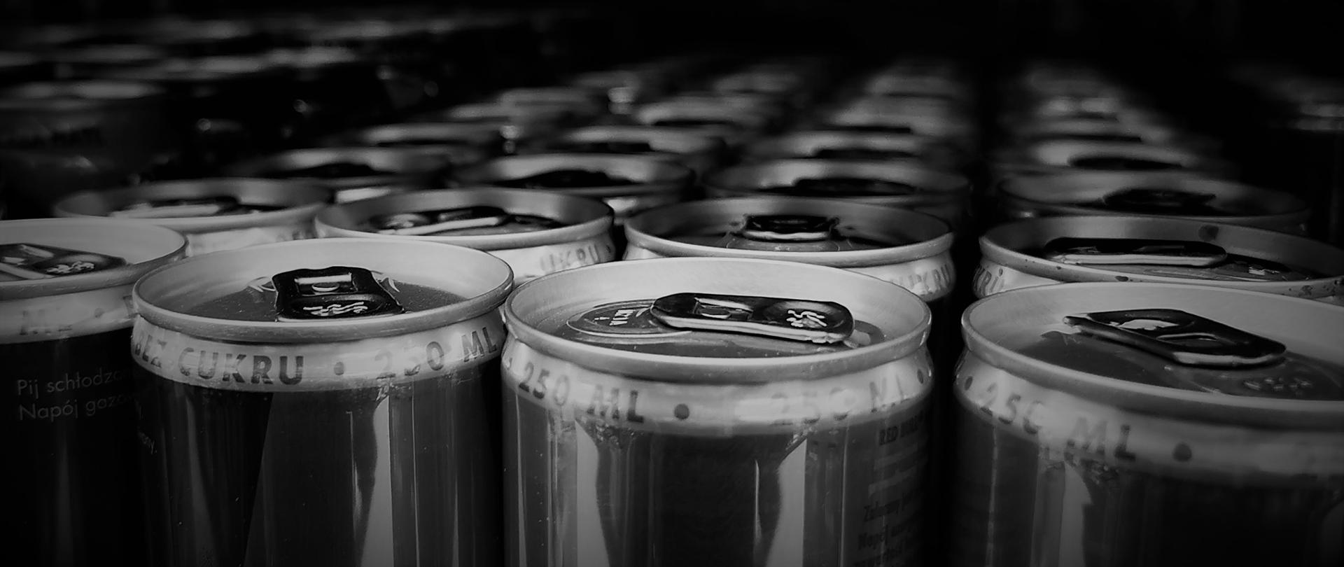 rzędy puszek z napojami