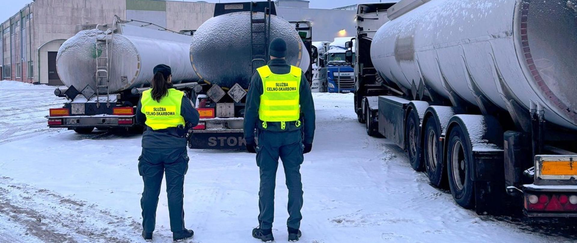 Funkcjonariusze przy cysternach