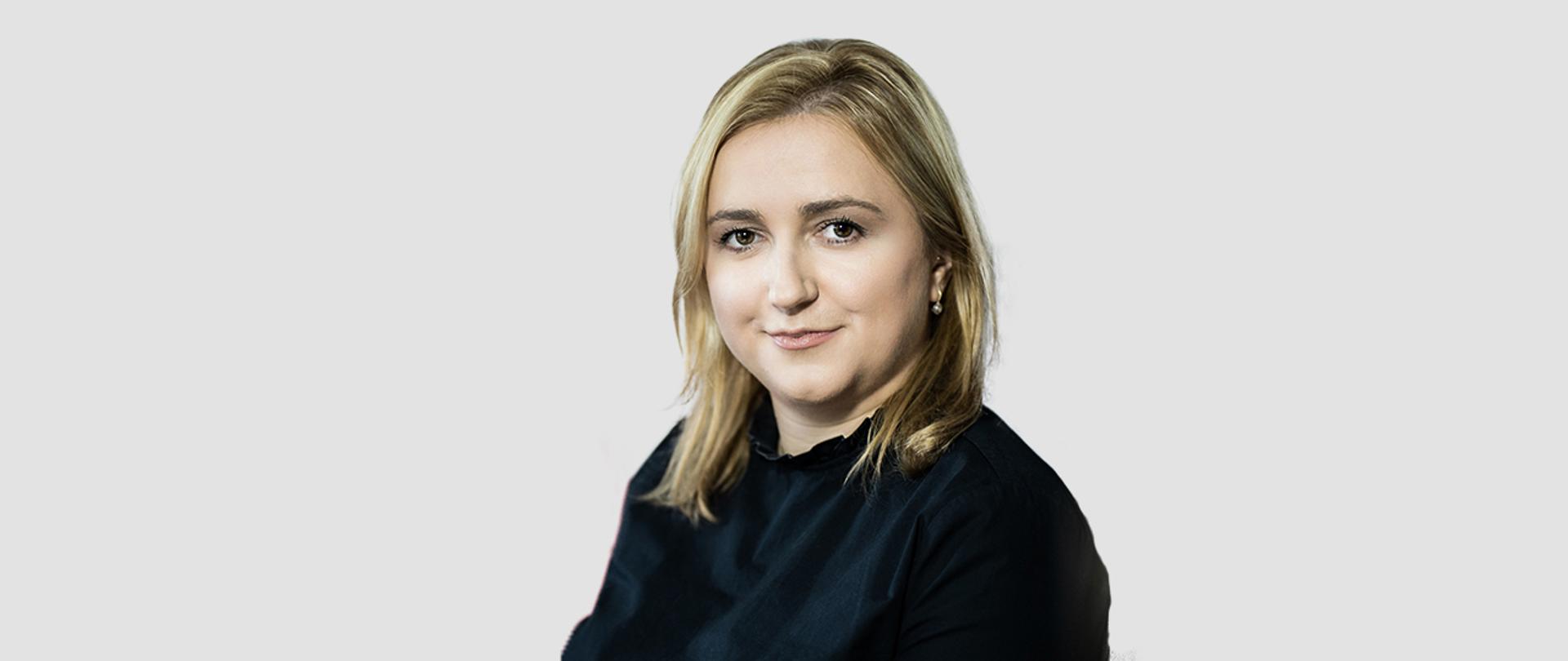 Wiceminister Olga Semeniuk w czarnej bluzce