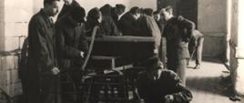 Stare zdjęcie przedstawiające grupę uczniów podczas zajęć praktycznych