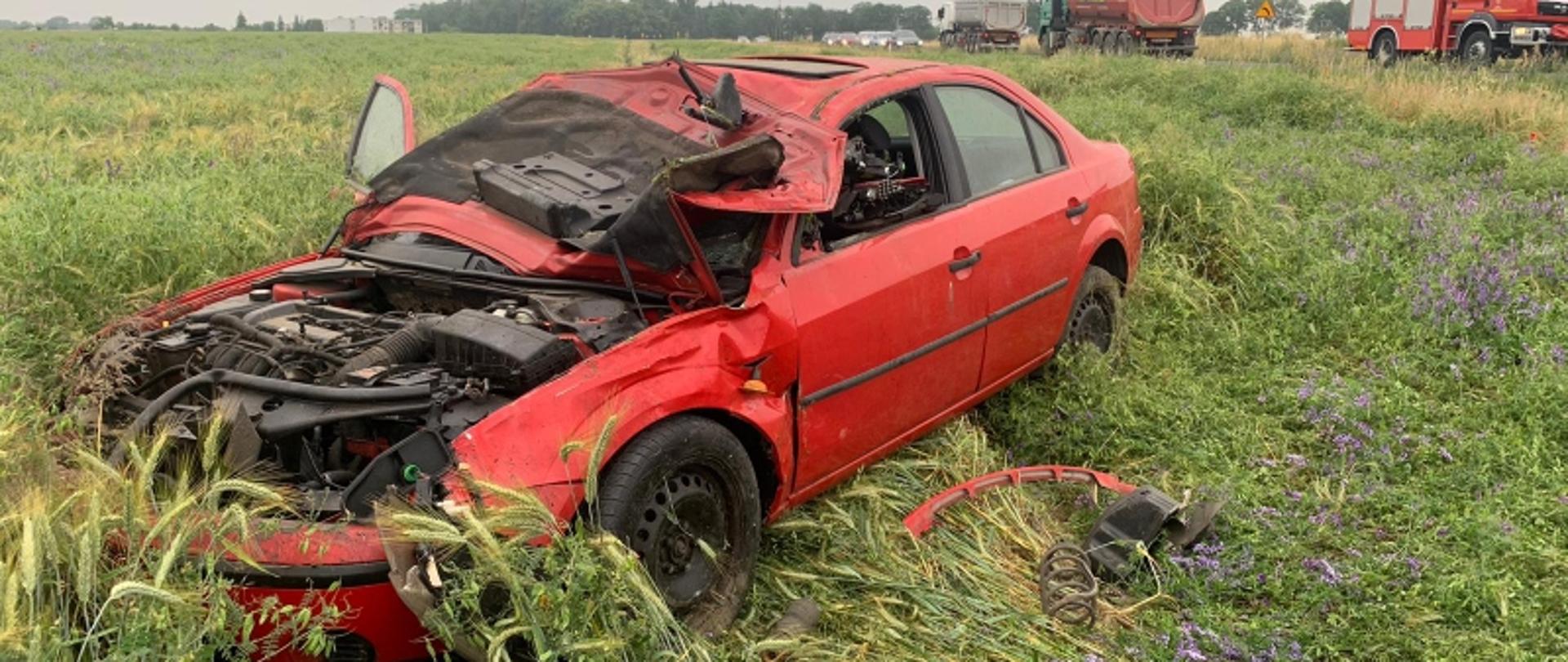 Na zdjęciu widać rozbity pojazd osobowy 