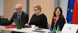 Na zdjęciu od lewej: Krzysztof Piekarz, dyrektor Departamentu Kontrolingu i Strategii, Teresa Majewska dyrektor Departamentu Analiz i Ryzyka Finansowego, Małgorzata Szaforni, zastępca prezesa zarządu NFOŚiGW