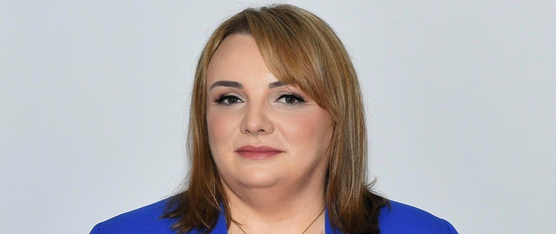 Członek Rady Agnieszka Markocka - elegancko ubrana w niebieskiej marynarce