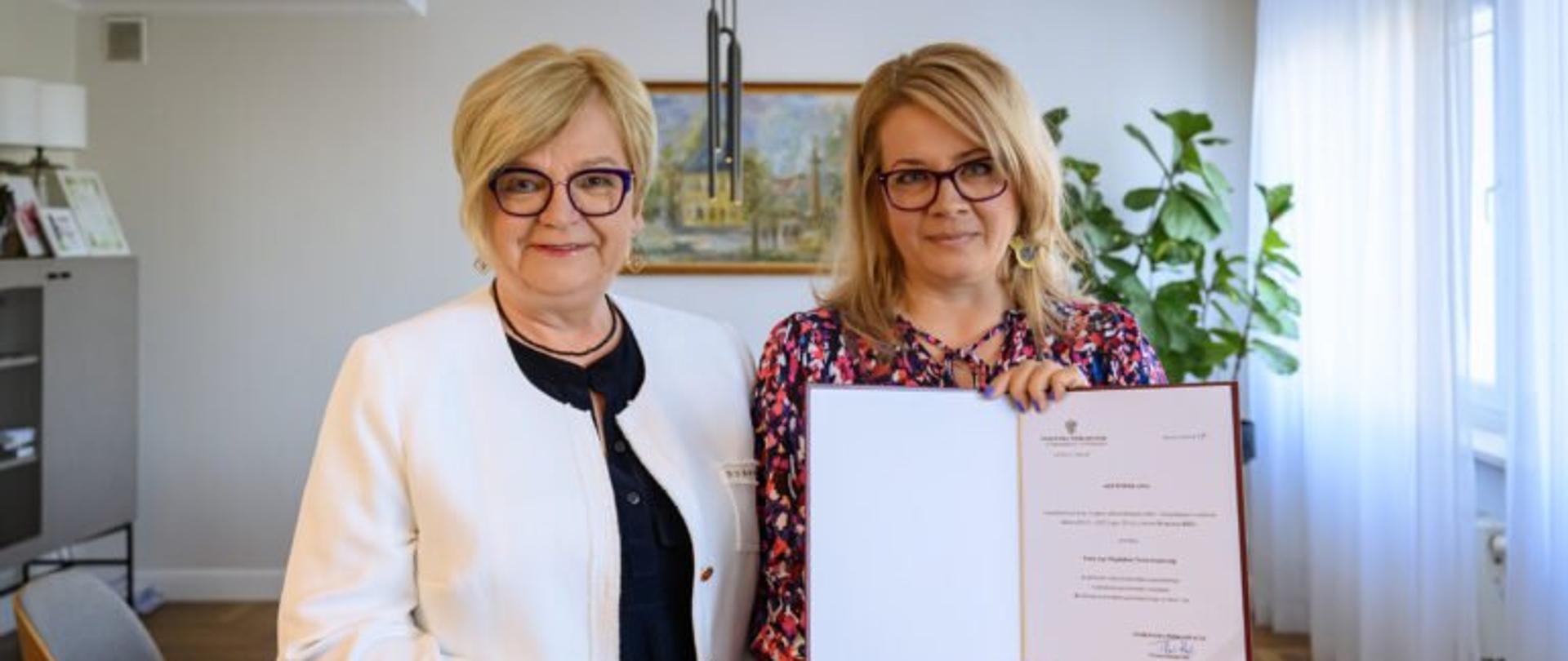 Zdjęcie przedstawia wojewodę podkarpackiego Teresę Kubas-Hul i konsultanta wojewódzkiego w dziedzinie psychoterapii uzależnień