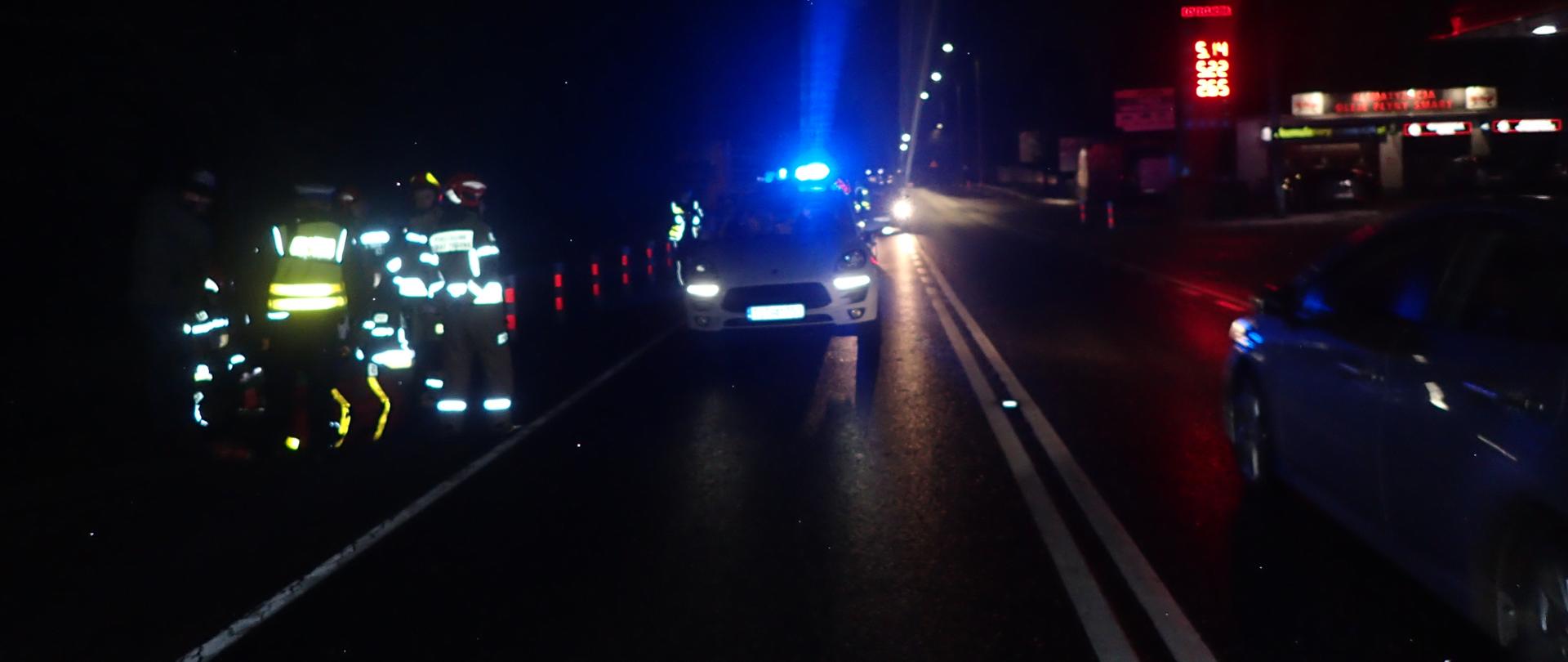 Służby ratownicze na drodze krajowej dk42 przy potrąceniu pieszego 