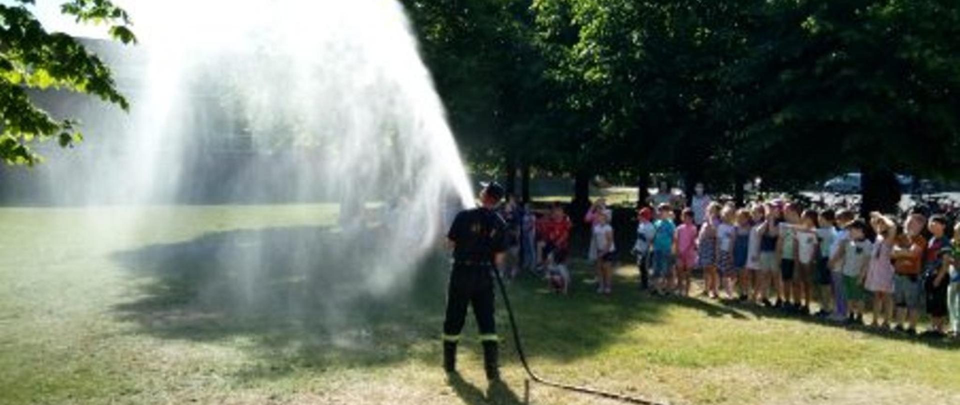 Wizyta strażaków w Szkole Podstawowej Nr2 w Sławnie