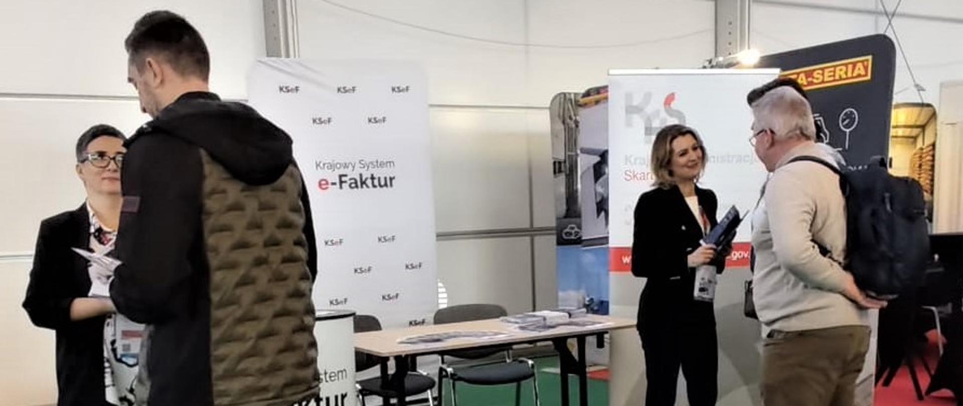 Dwie ekspertki z Pierwszego US w Kielcach udzielają informacji na temat KSeF trzem mężczyznom.