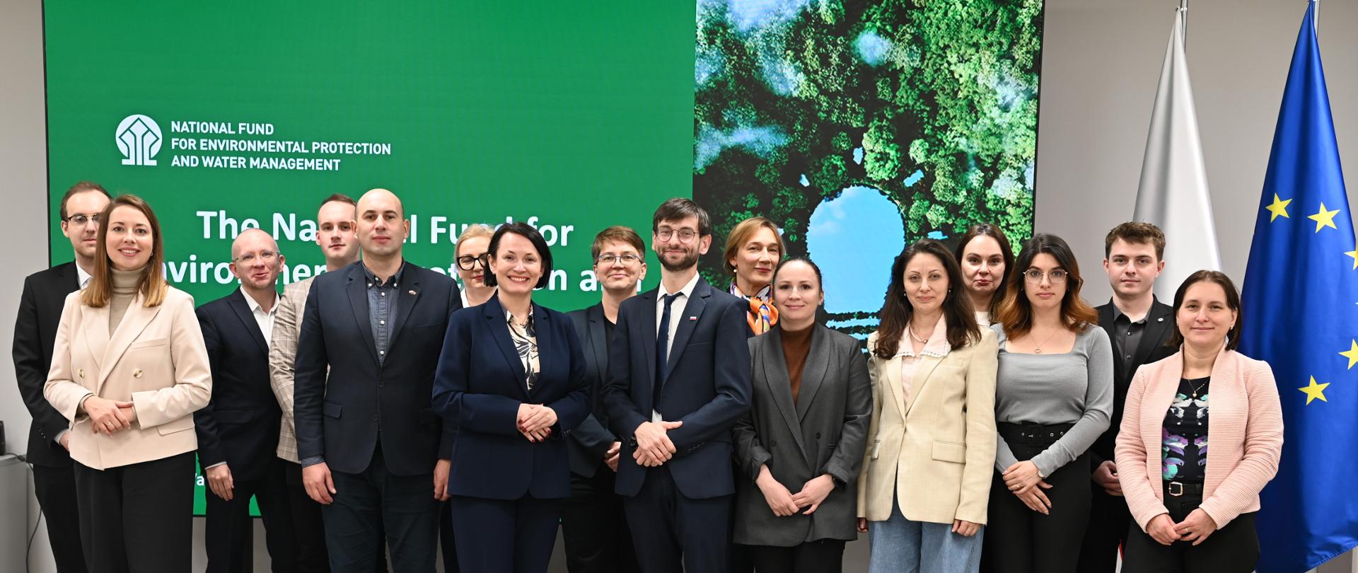 Zdjęcie grupowe w siedzibie NFOŚiGW