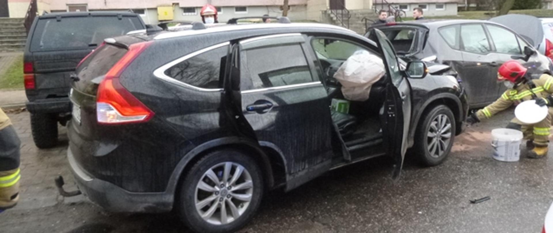 Strażacy zabezpieczają wyciek płynów eksploatacyjnych po kolizji