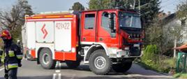 Średni samochód gaśniczy ratownictwa technicznego marki IVECO będący na wyposażeniu Jednostki Ratowniczo-Gaśniczej w Chrzanowie zabezpieczający miejsce działań w trakcie zdarzenia w Dulowej w dniu 22.10.2020 r.