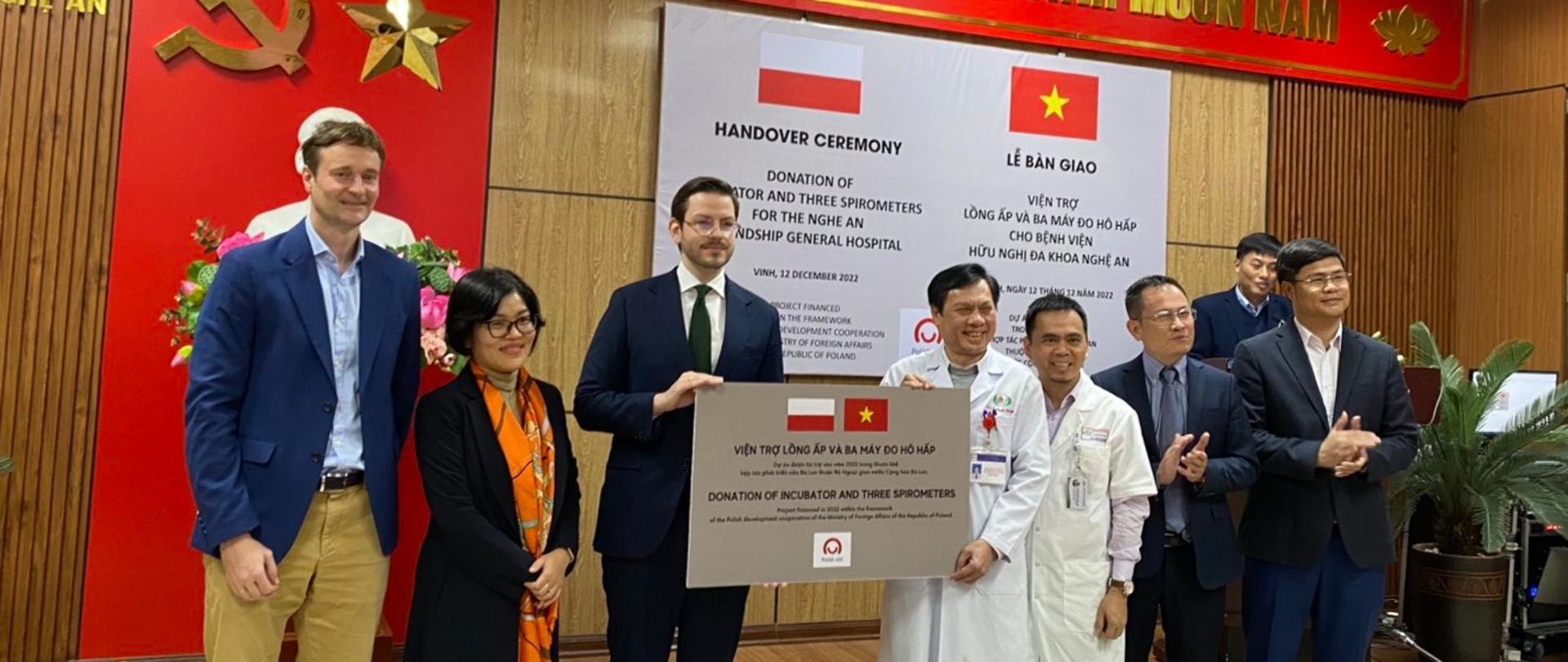 12/12/2022 Vinh, prowincja Nghe An. Przekazania sprzętu Szpitalowi Przyjaźni Prowincji Nghe An. Ceremonia oficjalnego przekazania inkubatora i trzech spirometrów dla Szpitala Przyjaźni Prowincji Nghe An.
Fot. Nguyen Thi Huong Giang / Ambasada RP w Hanoi