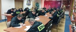 Strażacy z jednostek Ochotniczych Straży Pożarnych podczas egzaminu teoretycznego 