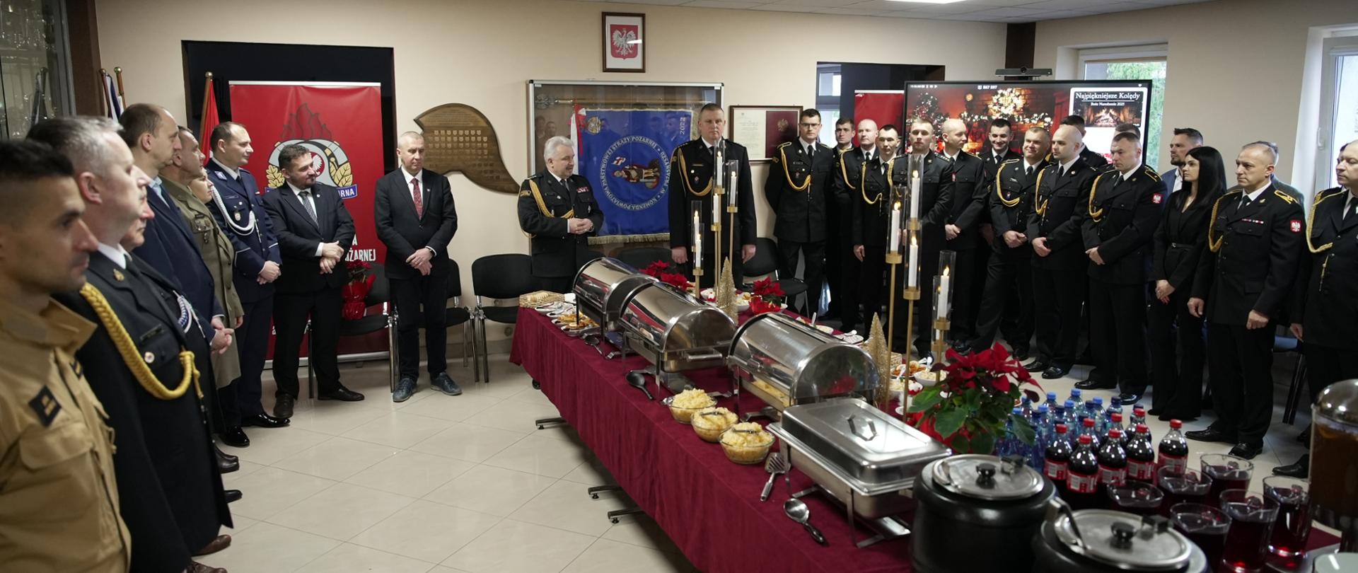 Uroczyste spotkanie wigilijne w Komendzie Powiatowej PSP w Przasnyszu z udziałem kadry kierowniczej, zaproszonych gości i strażaków.