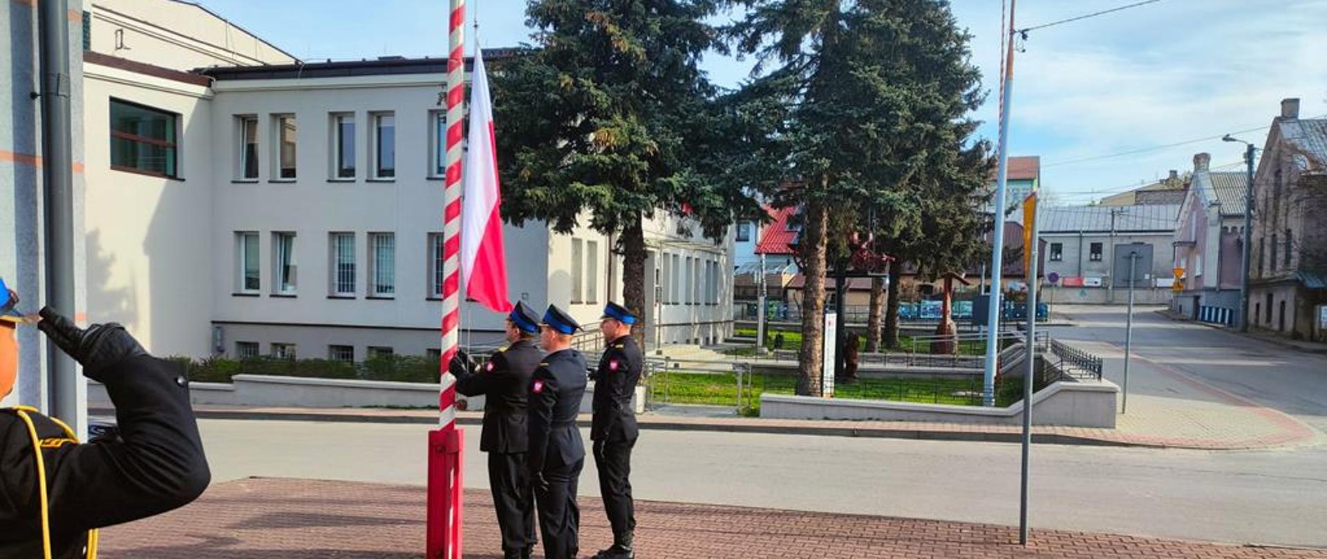 Poczet flagowy podczas uroczystego podniesienia flagi państwowej.