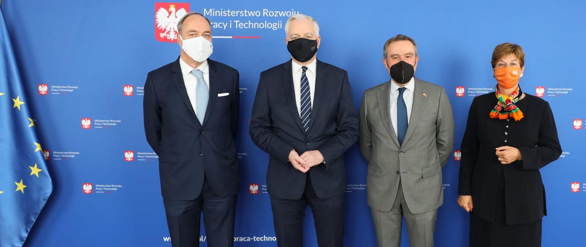 Wicepremier Jarosław Gowin oraz ambasadorowie Belgii, Luksemburga i Niderlandów stoją na tle ścianki z logo MRPiT.