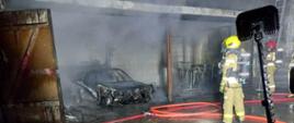 widoczne miejsce zdarzenia oraz strażacy podczas działań.