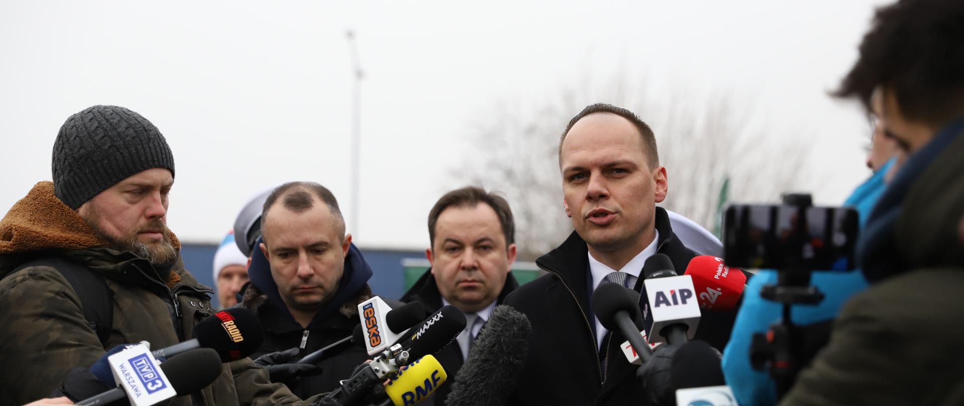 Na zdjęciu widać mężczyznę który udziela wywiadu. 