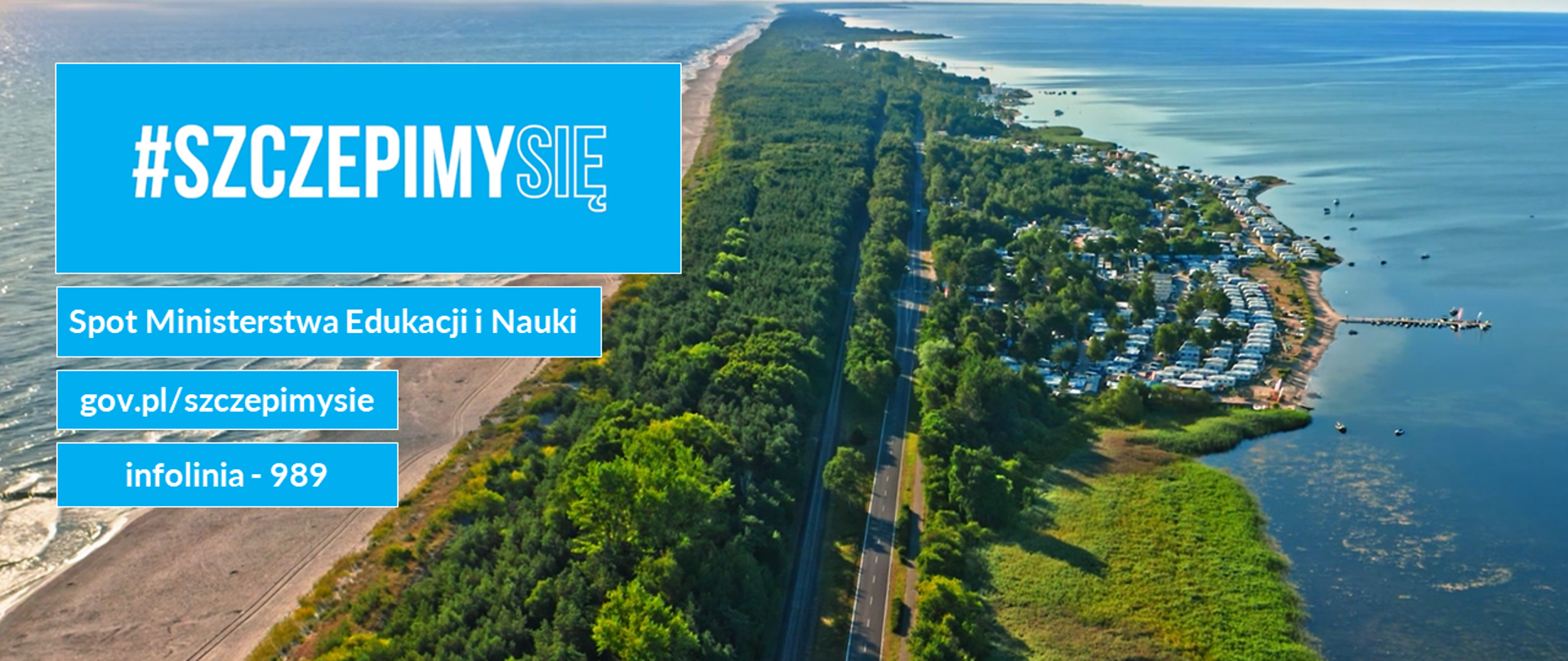 Grafika przedstawia Półwysep Helski z lotu ptaka podczas słonecznej pogody. Po lewej stronie napis #SzczepimySię. Spot Ministerstwa Edukacji i Nauki.
