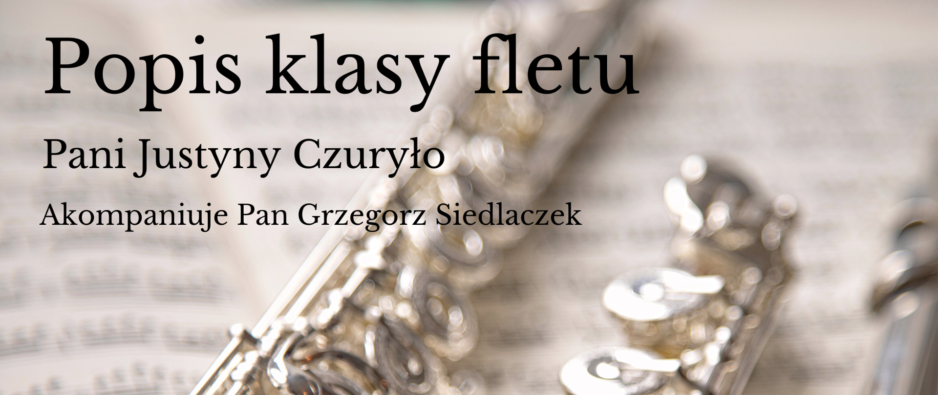 Grafika przedstawia zaproszenie na popis klasy fletu. W tle znajduje się złoty flet położony na książce z nutami. Na górze napis o treści: Popis klasy fletu Pani Justyny Czuryło, akompaniuje Pan Grzegorz Siedlaczek. W prawym dolnym rogu napis: Sala koncertowa, 1 grudnia 2022, godz. 15:30.