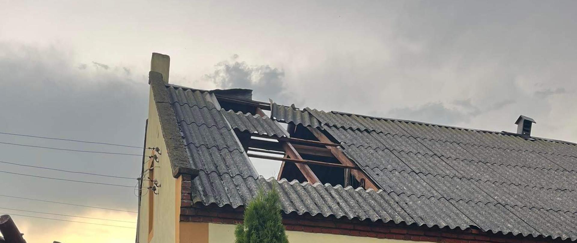 Zdjęcie przedstawia dom, w którym wichury uszkodziły dach