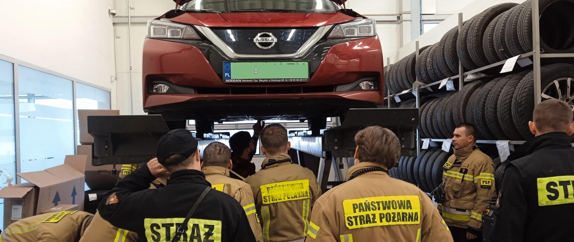 Szkolenie białostockich strażaków z budowy pojazdów o napędzie elektrycznym