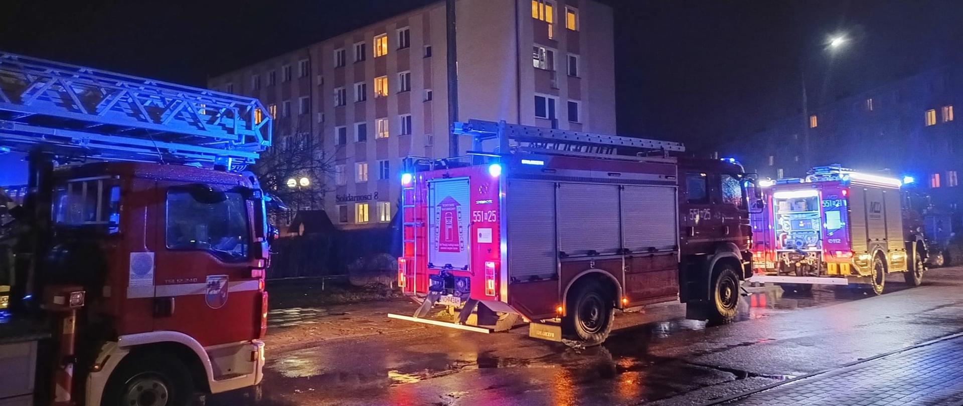 Zdjęcie samochodów pożarniczych na miejscu działań