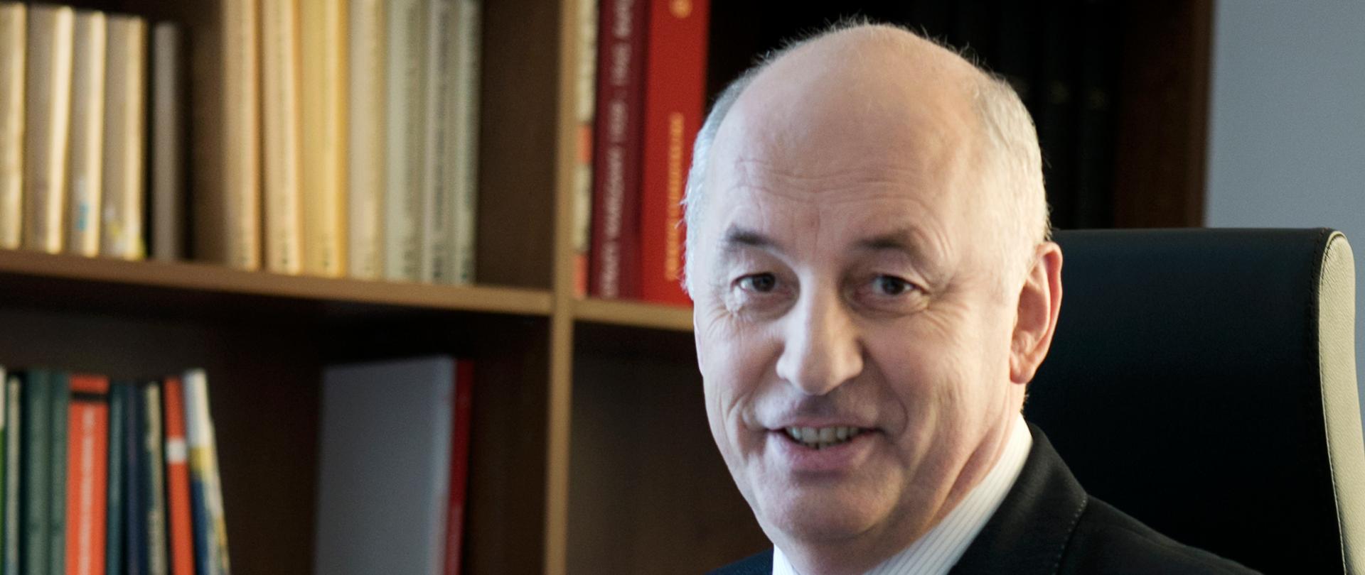 Mężczyzna w garniturze