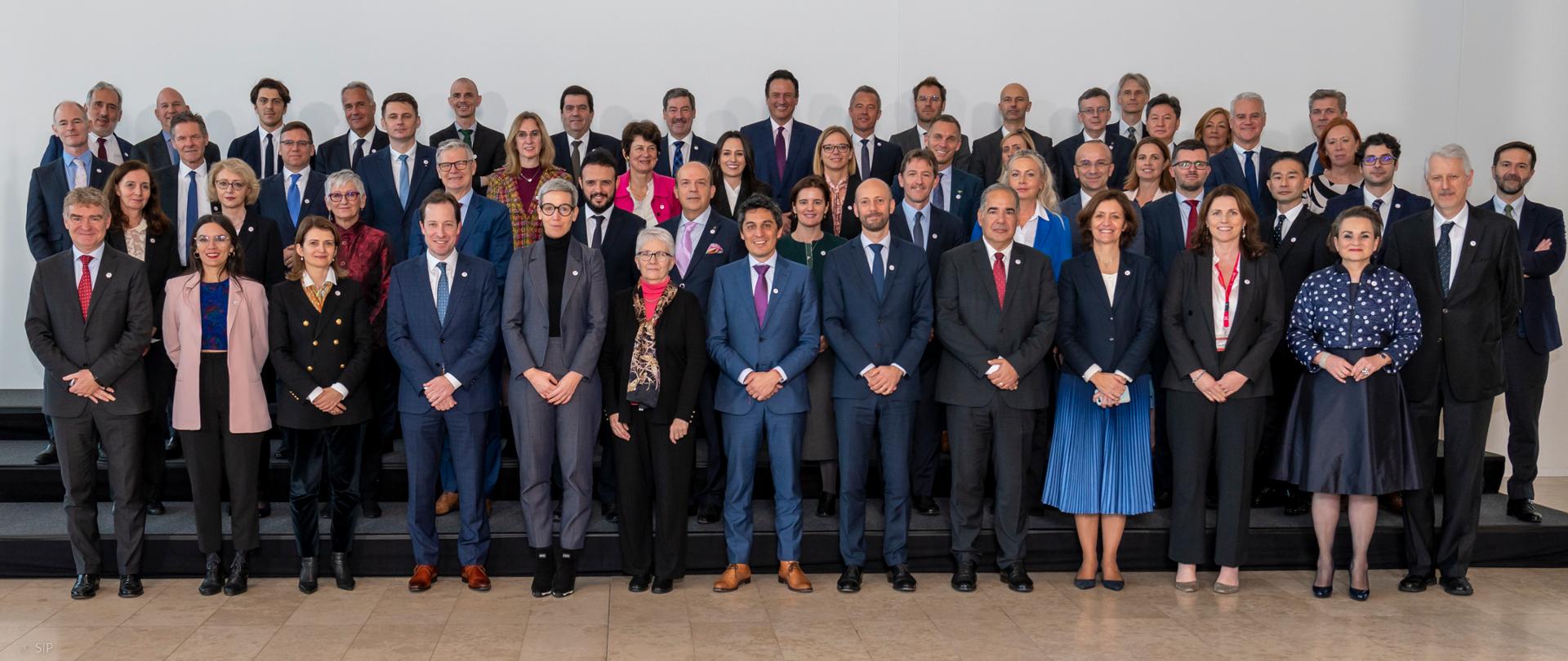 Uczestnicy sesji ministerialnej Komitetu Zarządzania Publicznego OECD, Luksemburg, 18 listopada 2022 r. - zdjęcie grupowe