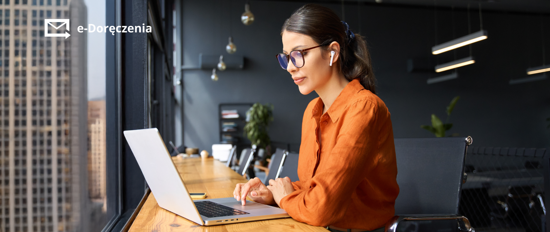 Kobieta z laptopem - aktualność.