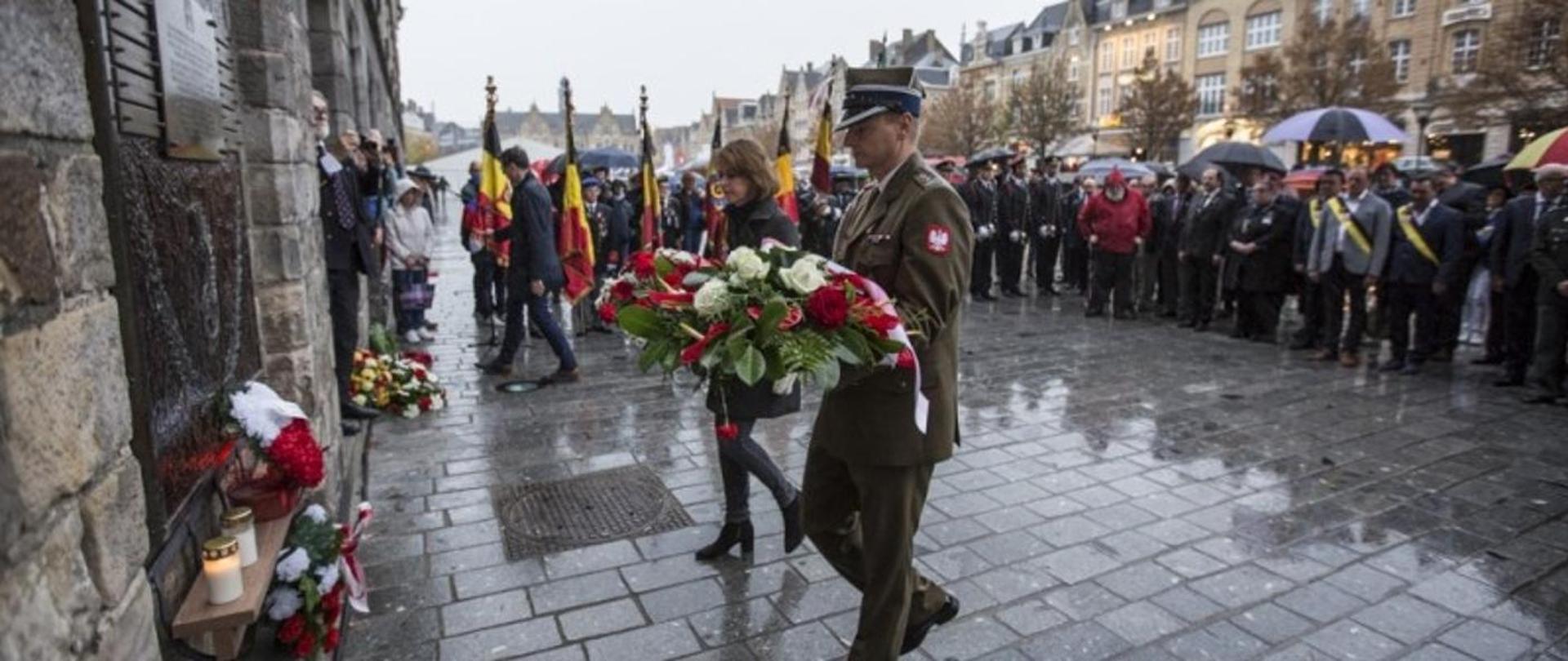 Wieńce przed pomnikiem poległych żołnierzy w Ieper