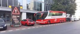Ambulans do pobierania krwi pod siedzibą centrali GDDKiA w Warszawie
