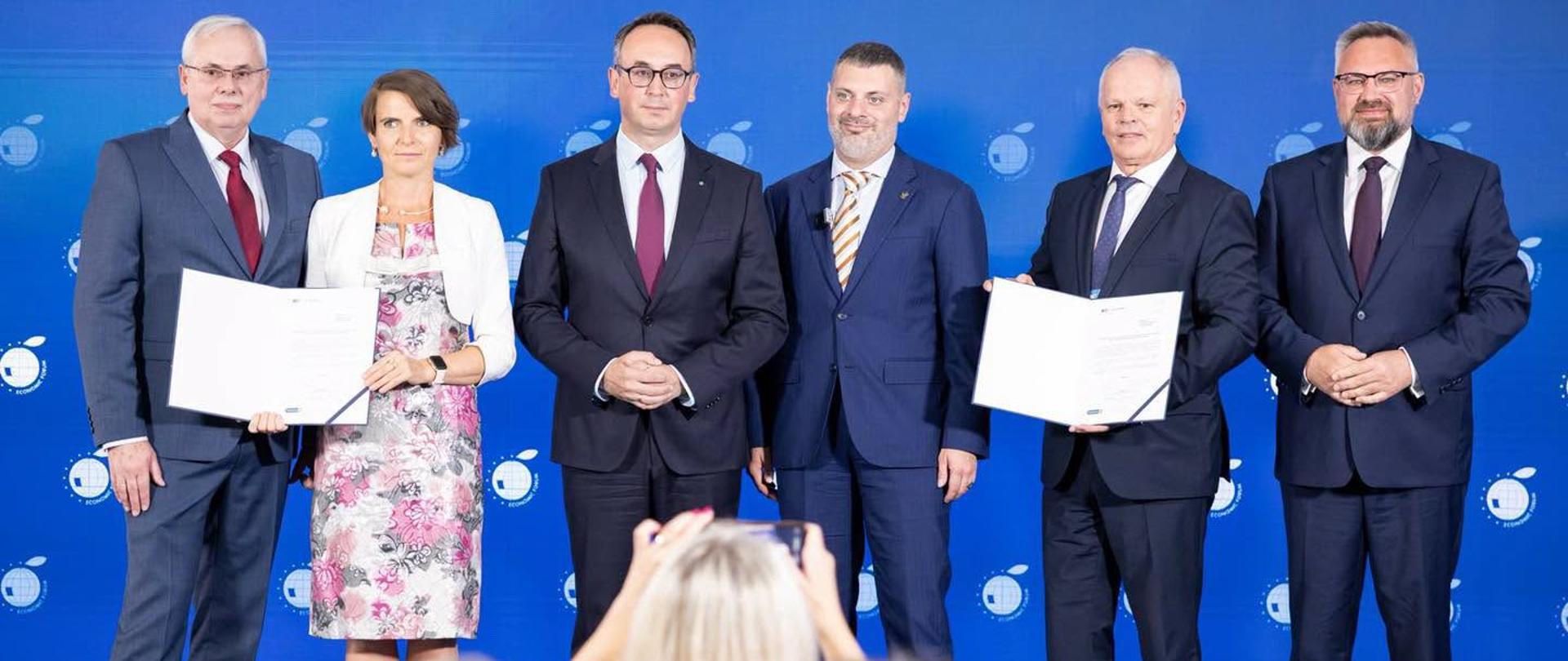 Briefing prasowy z udziałem ministra infrastruktury Dariusza Klimczaka w związku z podpisaniem przez PKP Intercity i Newag umowy na 32 lokomotywy Griffin 200.