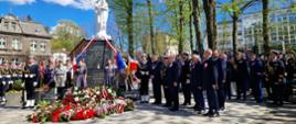 Przedstawiciele służb mundurowych, zaproszeni goście oraz osoby uczestniczące w obchodach stoją przy pomniku. 