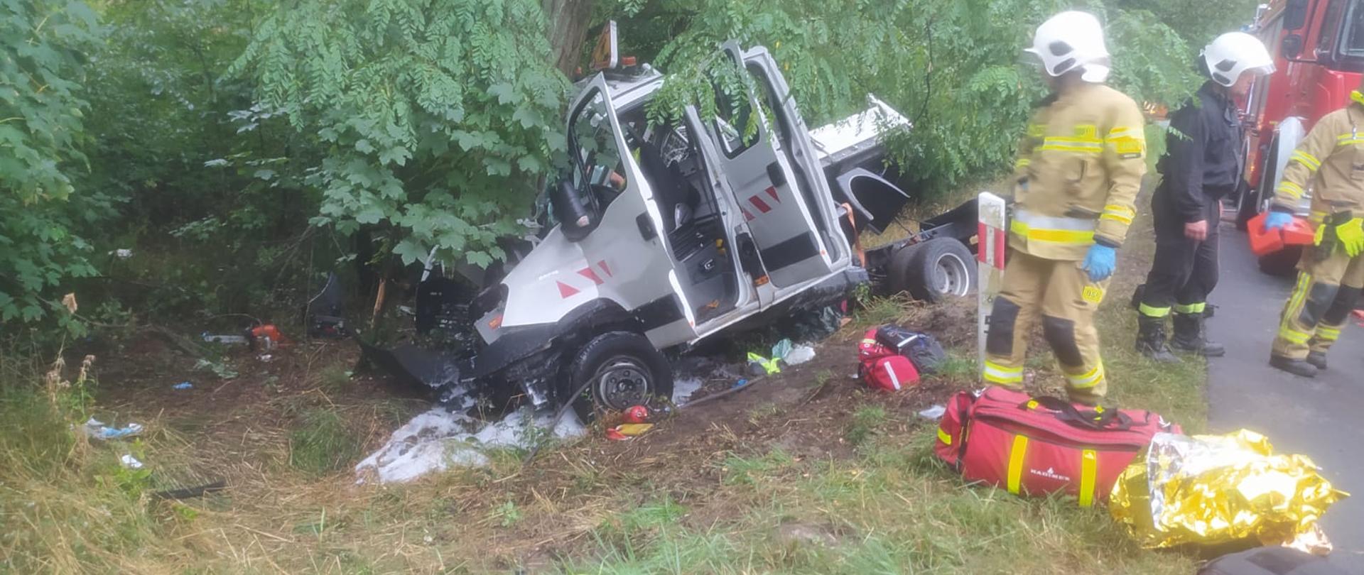 Wypadek samochodu dostawczego na DW 338