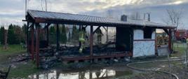 Strażacy dogaszają domek w Bąblinie