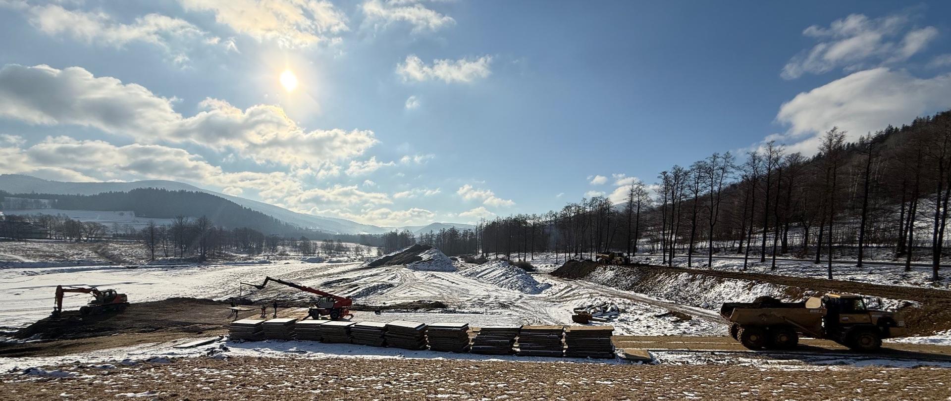 Trwa zabezpieczanie zbiornika Stronie Śląskie na potoku Morawka.