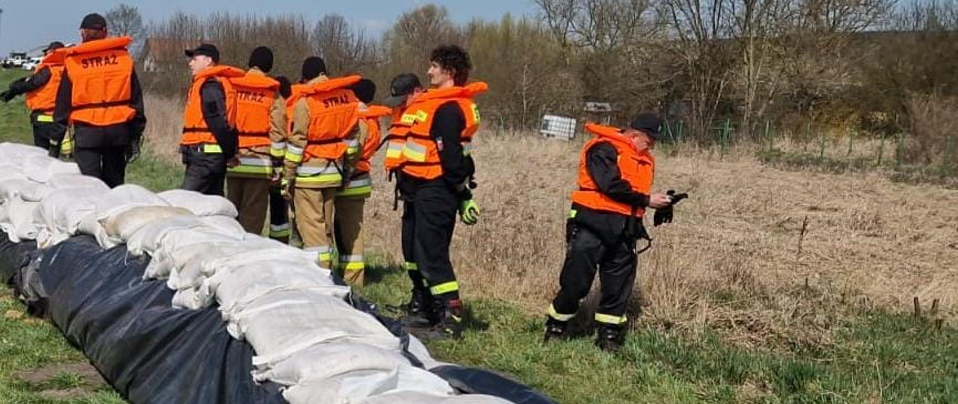 Strażacy podczas ćwiczeń z zakresu ratownictwa przeciwpowodziowego 1