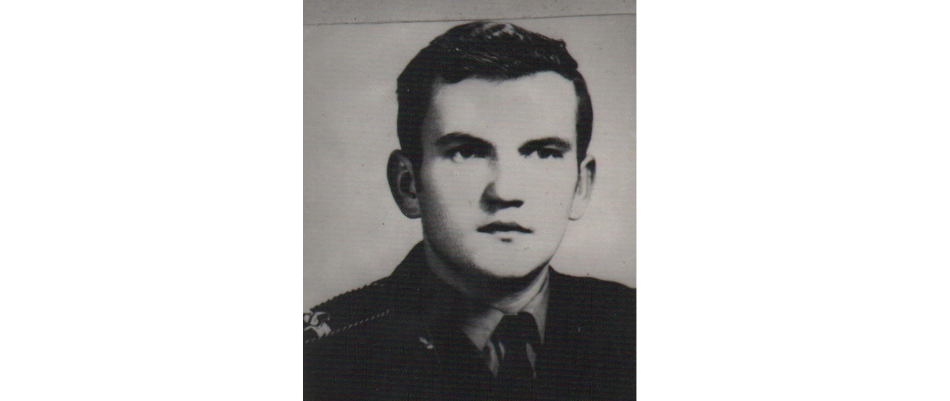 Mężczyzna w mundurze strażackim.