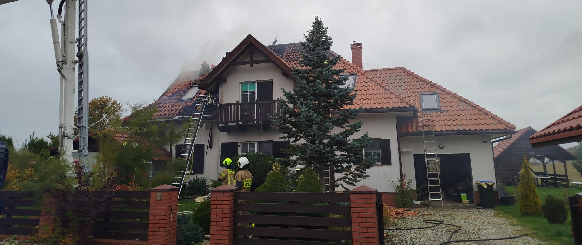 Pożar dachu w budynku mieszkalnym