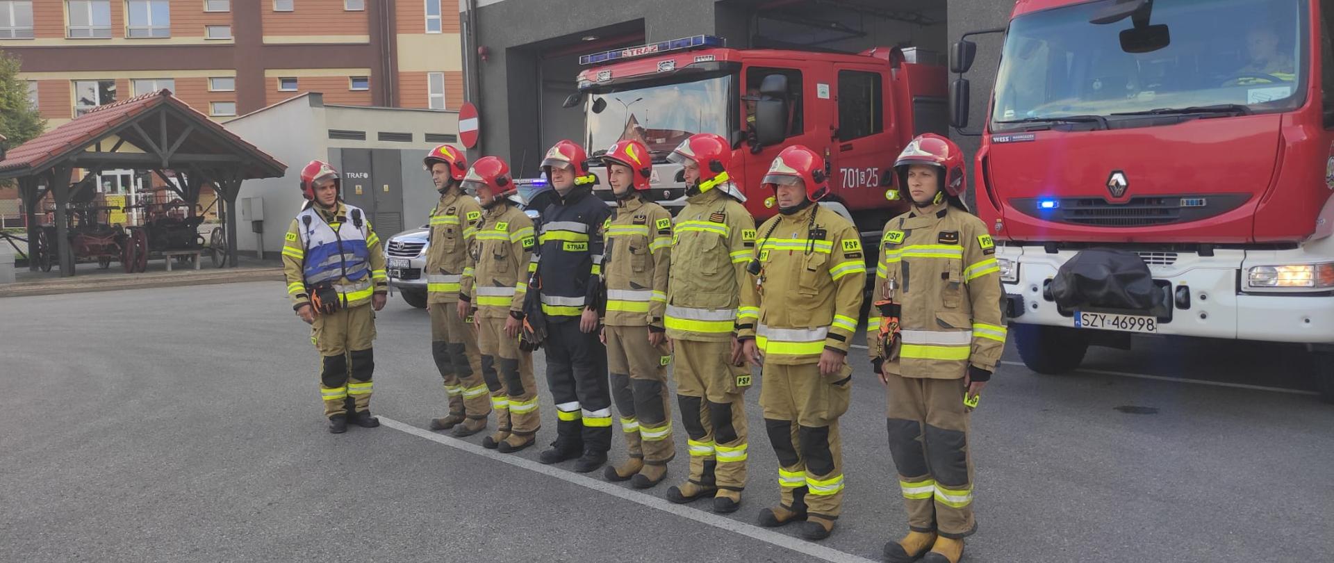 Strażacy Jednostki Ratowniczo-Gaśniczej PSP w Żywcu w godzinę „W” – punktualnie o godz. 17.00
włączeniem syren alarmowych symbolicznie uczcili pamięć Powstańców Warszawskich. Minutą ciszy
uczczono pamięć tych, którzy zginęli za wolność stolicy i niepodległość Polski.