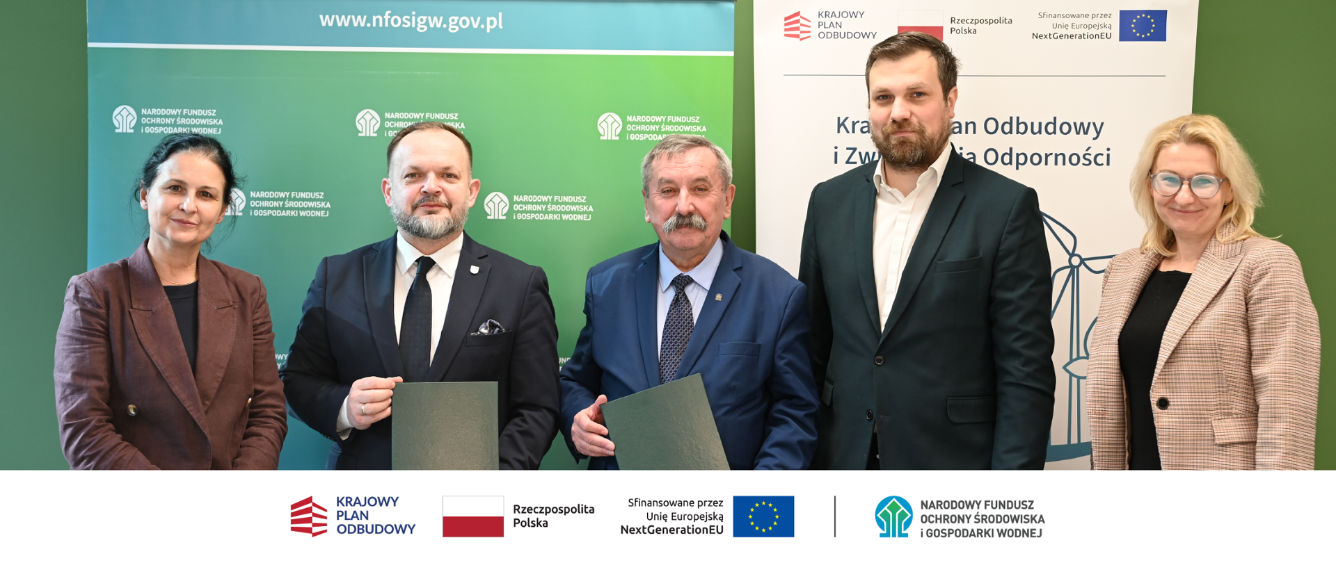 Na zdjęciu od lewej strony: Anna Marcinkiewicz, NFOŚiGW, Maciej Bryś, starosta Powiatu Wieluńskiego, Józef Matysiak, zastępca prezesa zarządu NFOŚiGW, Krzysztof Dziuba, wicestarosta Powiatu Wieluńskiego, Łucja Sromecka, zastępca dyrektora Departamentu Efektywności Energetycznej.