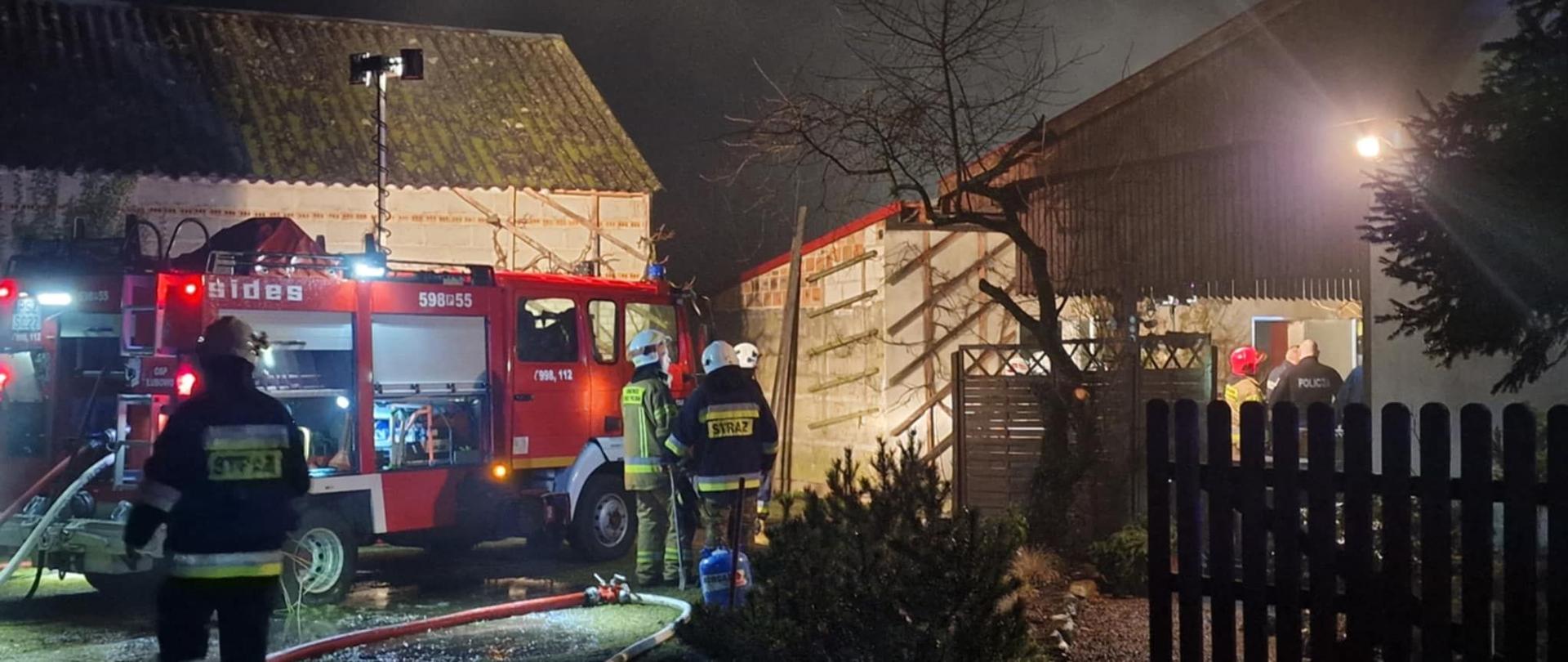 Pojazd straży pożarnej przed budynkiem