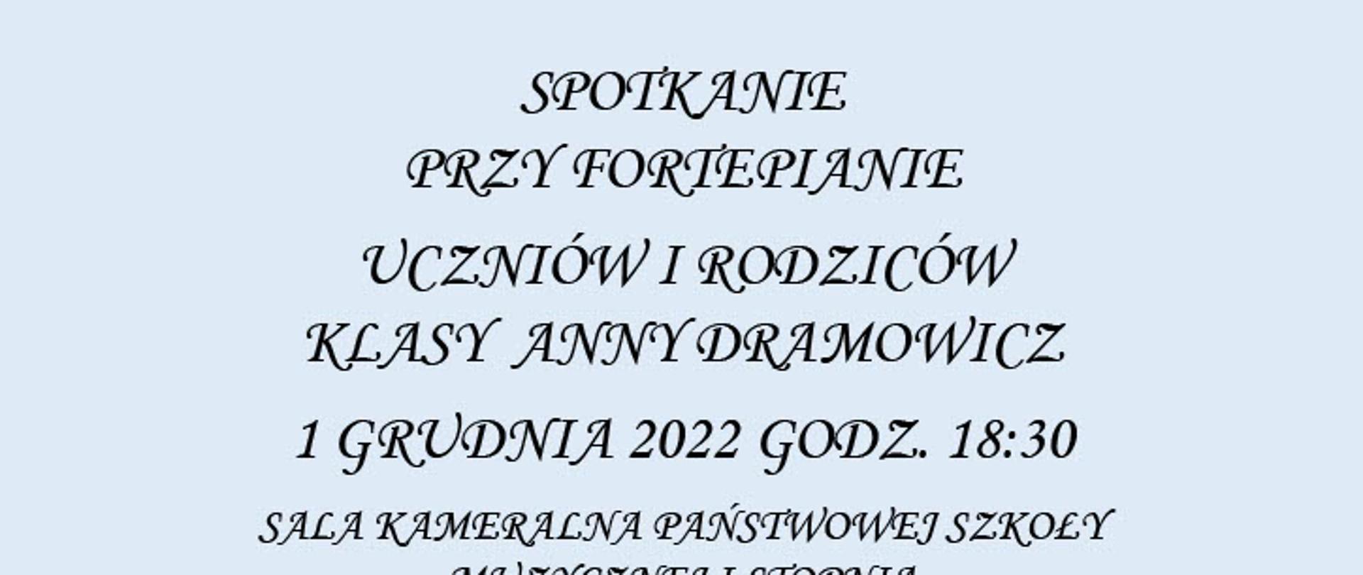 Plakat zapraszający na spotkanie przy fortepianie uczniów klasy fortepianu na jasno-niebieskim tle . Na środku zdjęcie fragmentu fortepianu czarnego fortepianu i klawiszy w kolorze czarnym i białym