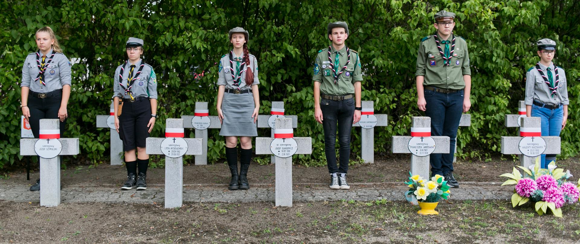 Harcerki i harcerze przy grobach Powstańców Wielkopolskich
