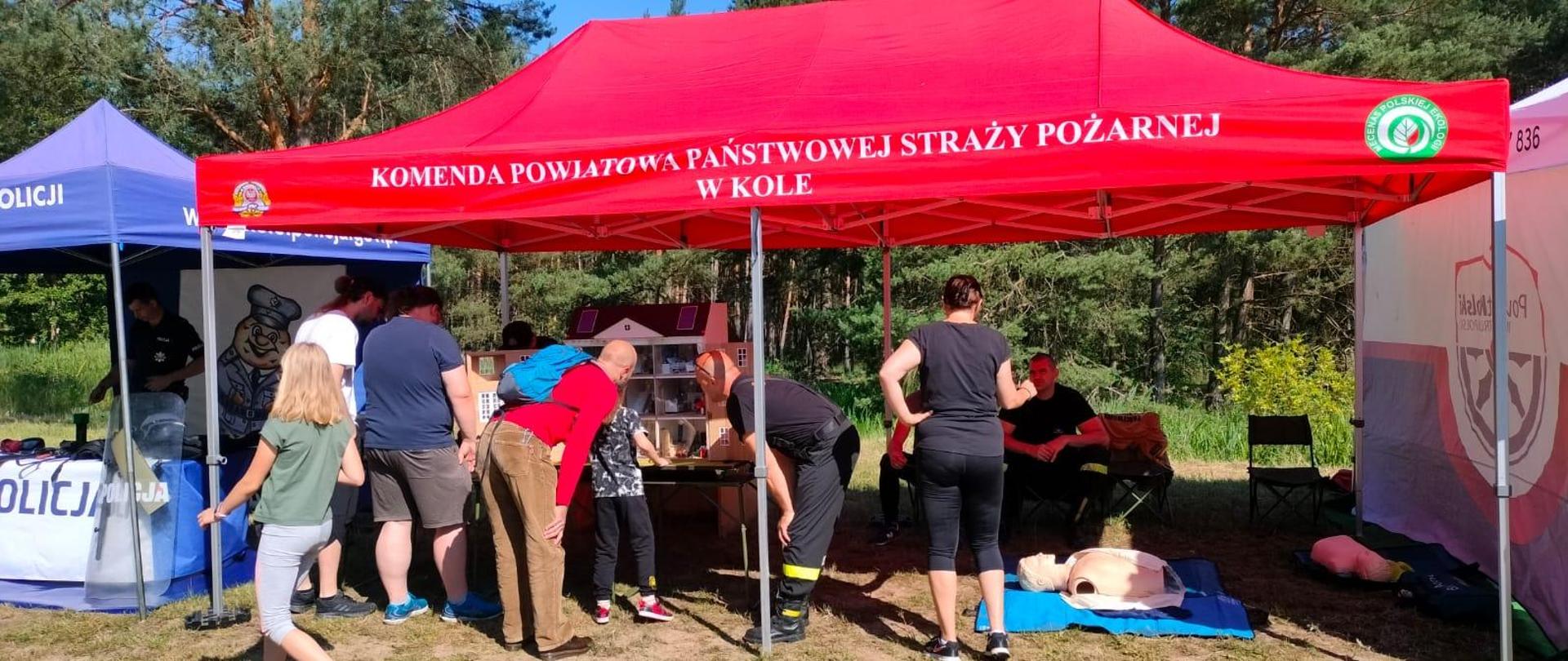 Strażacy prezentujący mobilny symulator zagrożeń