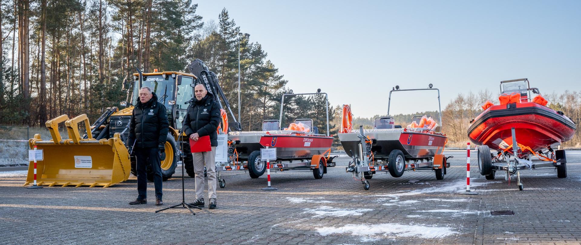 wojewoda i dyrektor WBiZK na tle kupionych łodzi i koparko-ładowarki