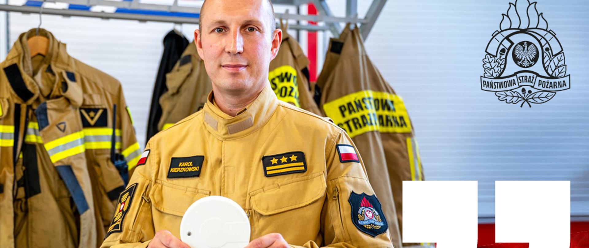 Strażak w rękach trzyma czujka dymu