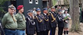 Na zdęciu widzimy ŚKW PSP - Generała PSP, zastępcę ŚKW PSP oraz pozostałe osoby biorące udział w wydarzeniu ślubowania podczas zbiórki w lesie na obozowisku.
